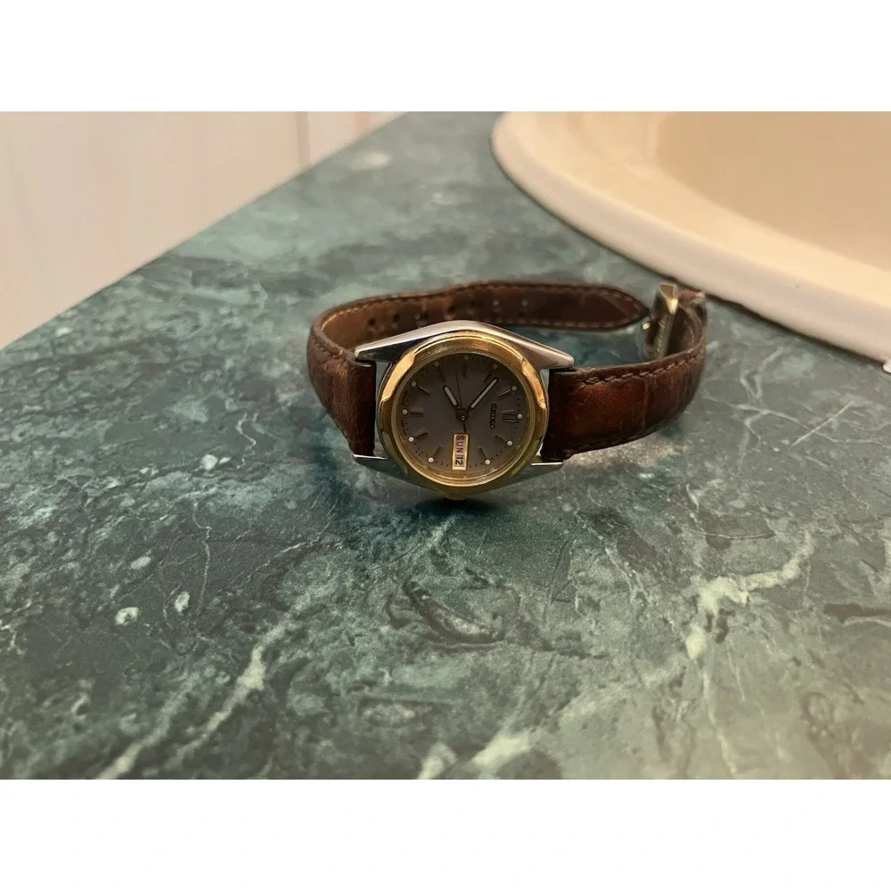 Ladies Seiko 7N83-0169 Day/Date Wrist Watch Needs Battery